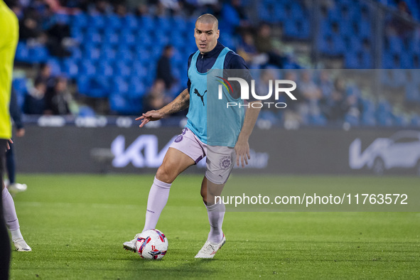 Oriol Romeu of Girona FC warms up during the La Liga EA Sports 2024/25 football match between Getafe CF and Girona FC at Estadio Coliseum in...