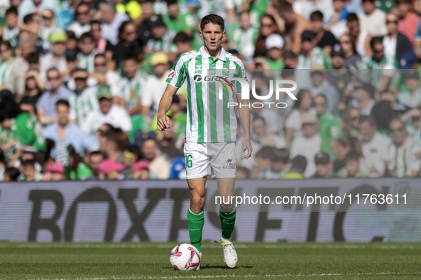 Sergi Altimira of Real Betis runs with the ball during the La Liga EA Sport match between Real Betis and RC Celta de Vigo at Benito Villamar...