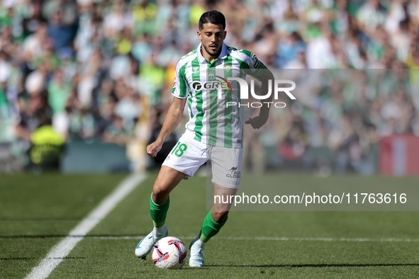 Pablo Fornals of Real Betis runs with the ball during the La Liga EA Sport match between Real Betis and RC Celta de Vigo at Benito Villamari...