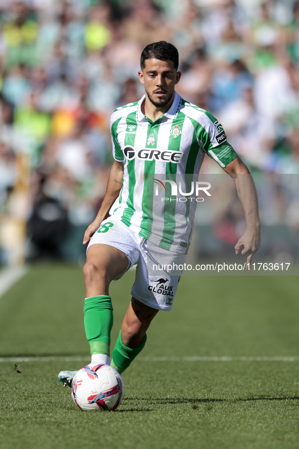 Pablo Fornals of Real Betis runs with the ball during the La Liga EA Sport match between Real Betis and RC Celta de Vigo at Benito Villamari...