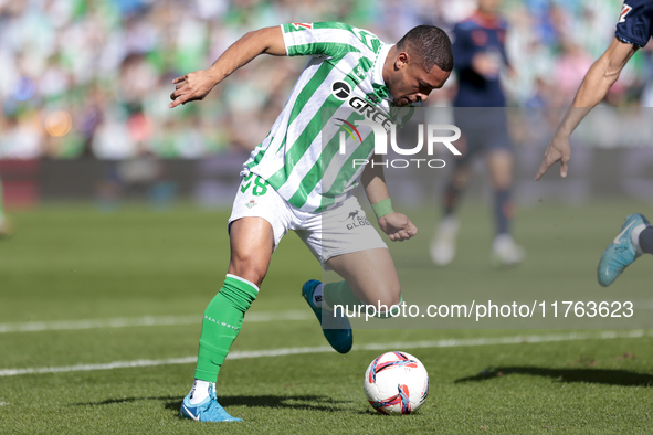 Vitor Roque of Real Betis controls the ball during the La Liga EA Sport match between Real Betis and RC Celta de Vigo at Benito Villamarin i...