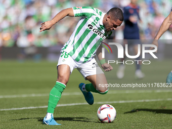 Vitor Roque of Real Betis controls the ball during the La Liga EA Sport match between Real Betis and RC Celta de Vigo at Benito Villamarin i...