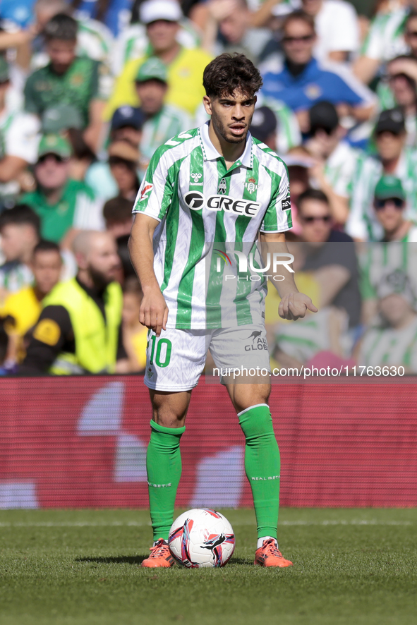 Ez Abde of Real Betis runs with the ball during the La Liga EA Sport match between Real Betis and RC Celta de Vigo at Benito Villamarin in S...