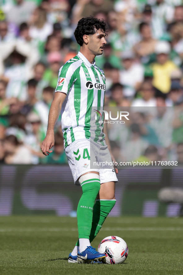 Johnny Cardoso of Real Betis controls the ball during the La Liga EA Sport match between Real Betis and RC Celta de Vigo at Benito Villamari...