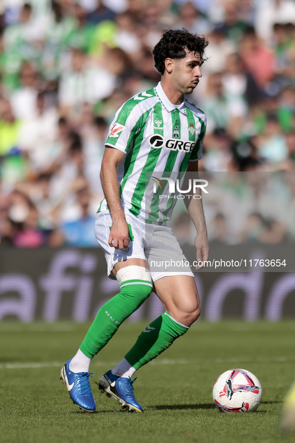 Johnny Cardoso of Real Betis controls the ball during the La Liga EA Sport match between Real Betis and RC Celta de Vigo at Benito Villamari...