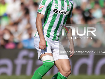 Johnny Cardoso of Real Betis controls the ball during the La Liga EA Sport match between Real Betis and RC Celta de Vigo at Benito Villamari...