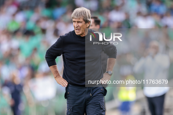 Manuel Pellegrini, head coach of Real Betis, gives instructions during the La Liga EA Sport match between Real Betis and RC Celta de Vigo at...