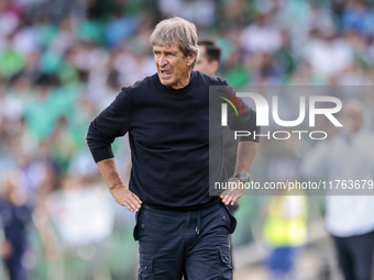 Manuel Pellegrini, head coach of Real Betis, gives instructions during the La Liga EA Sport match between Real Betis and RC Celta de Vigo at...