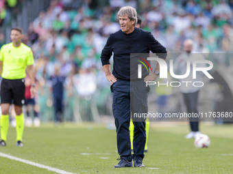 Manuel Pellegrini, head coach of Real Betis, gives instructions during the La Liga EA Sport match between Real Betis and RC Celta de Vigo at...