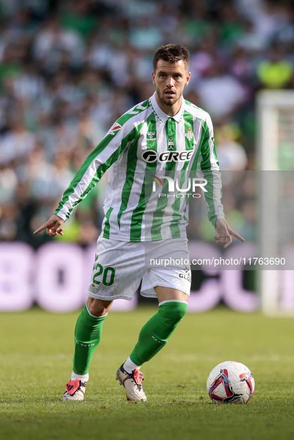 Giovani Lo Celso of Real Betis runs with the ball during the La Liga EA Sport match between Real Betis and RC Celta de Vigo at Benito Villam...