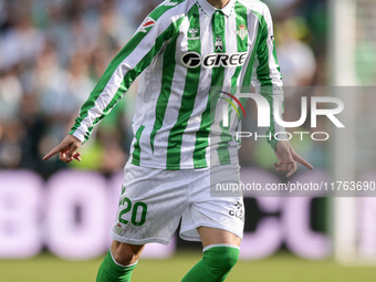 Giovani Lo Celso of Real Betis runs with the ball during the La Liga EA Sport match between Real Betis and RC Celta de Vigo at Benito Villam...