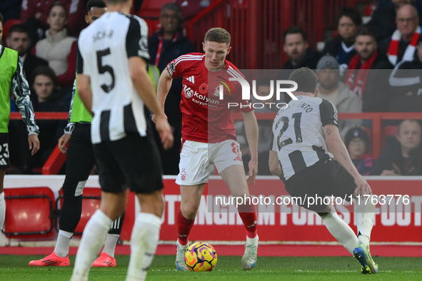 Elliott Anderson of Nottingham Forest is under pressure from Tino Livramento of Newcastle United during the Premier League match between Not...