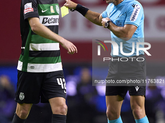 Morten Hjulmand of Sporting CP discusses with referee Luis Godinho during the Liga Portugal Betclic match between SC Braga and Sporting CP a...