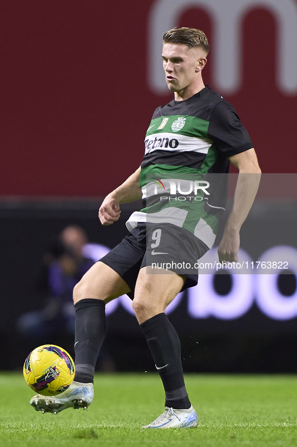 Viktor Gyokeres of Sporting CP is in action during the Liga Portugal Betclic match between SC Braga and Sporting CP at Estadio Municipal de...