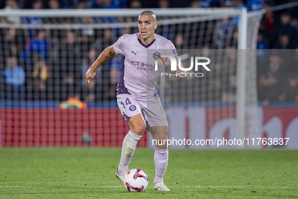 Oriol Romeu of Girona FC is in action with the ball during the La Liga EA Sports 2024/25 football match between Getafe CF and Girona FC at E...