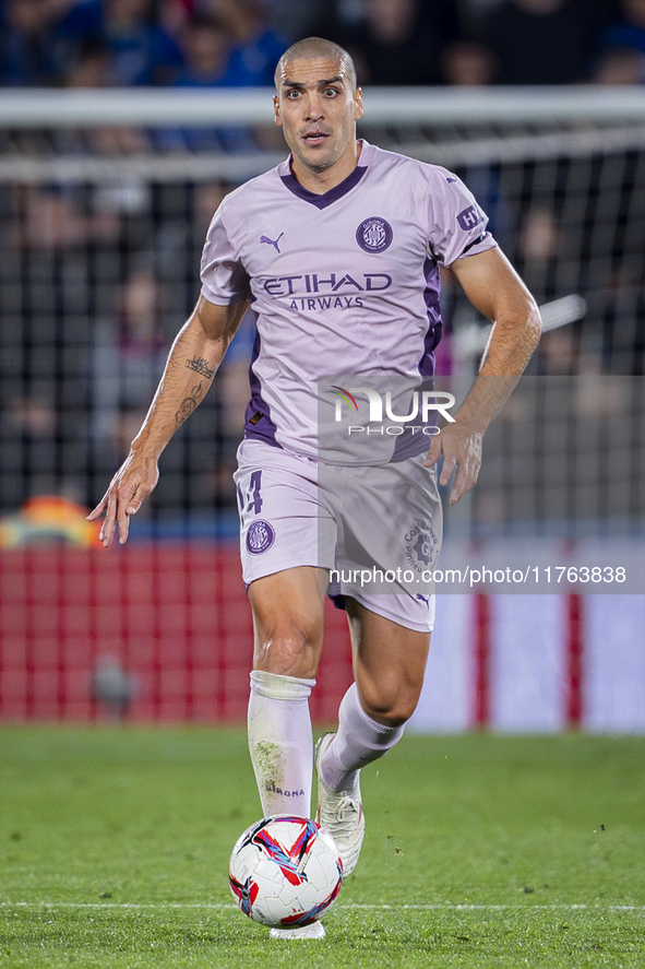 Oriol Romeu of Girona FC is in action with the ball during the La Liga EA Sports 2024/25 football match between Getafe CF and Girona FC at E...