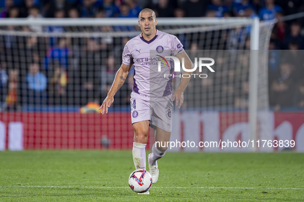 Oriol Romeu of Girona FC is in action with the ball during the La Liga EA Sports 2024/25 football match between Getafe CF and Girona FC at E...