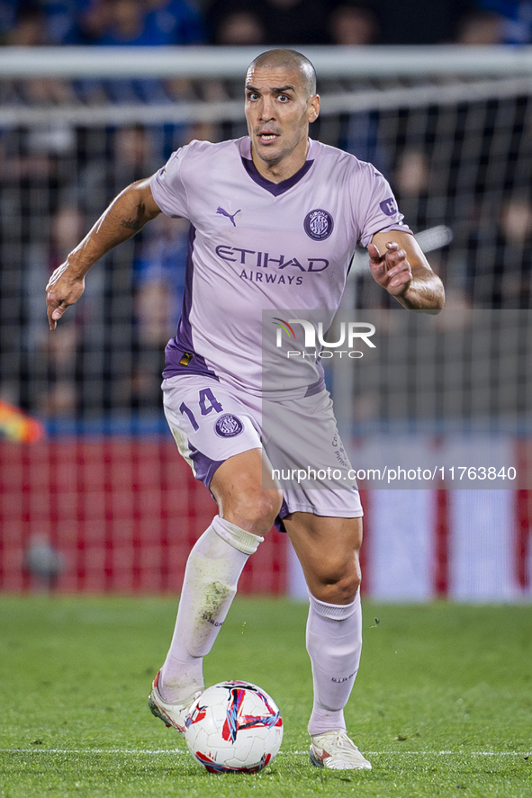 Oriol Romeu of Girona FC is in action with the ball during the La Liga EA Sports 2024/25 football match between Getafe CF and Girona FC at E...