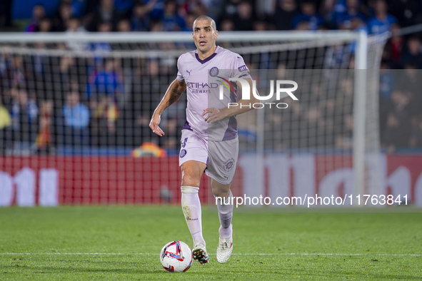 Oriol Romeu of Girona FC is in action with the ball during the La Liga EA Sports 2024/25 football match between Getafe CF and Girona FC at E...