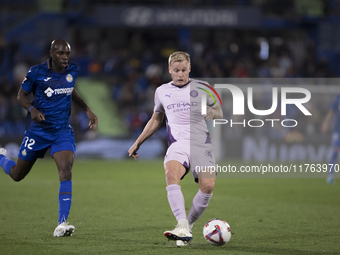 Donny van de Beek of Girona controls the ball during the La Liga 2024/25 match between Getafe and Girona at Coliseum Stadium in Madrid, Spai...