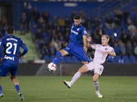 Domingos Duarte of Getafe and Donny van de Beek of Girona fight for the ball during the La Liga 2024/25 match between Getafe and Girona at C...