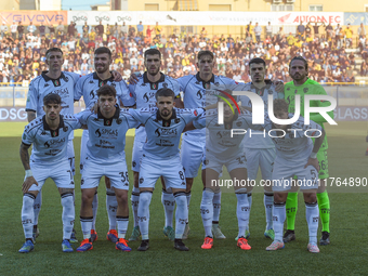 Players of Spezia Calcio line up for a team photo during the Serie B match between SS Juve Stabia and Spezia Calcio at Stadio Romeo Menti Ca...