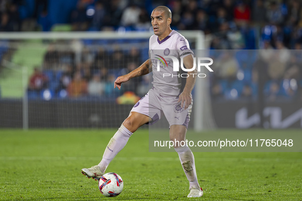 Oriol Romeu of Girona FC is in action with the ball during the La Liga EA Sports 2024/25 football match between Getafe CF and Girona FC at E...