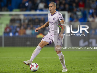 Oriol Romeu of Girona FC is in action with the ball during the La Liga EA Sports 2024/25 football match between Getafe CF and Girona FC at E...