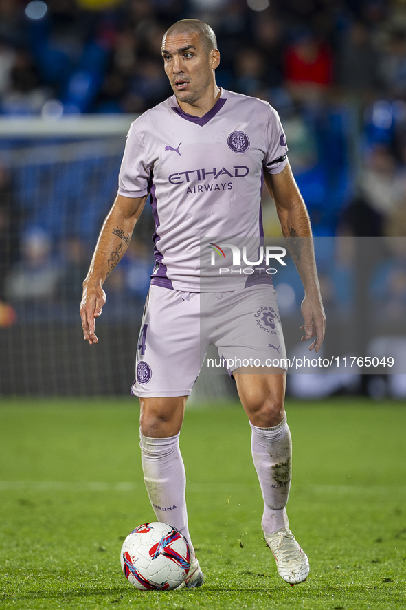 Oriol Romeu of Girona FC is in action with the ball during the La Liga EA Sports 2024/25 football match between Getafe CF and Girona FC at E...