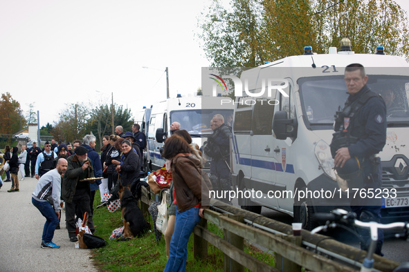 A lot of CRS (riot police) are deployed today. The gendarmerie blocks access to one of the rivers of the Canal du Midi to expel 'ecureuils'...