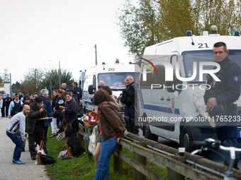 A lot of CRS (riot police) are deployed today. The gendarmerie blocks access to one of the rivers of the Canal du Midi to expel 'ecureuils'...