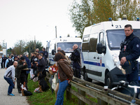 A lot of CRS (riot police) are deployed today. The gendarmerie blocks access to one of the rivers of the Canal du Midi to expel 'ecureuils'...