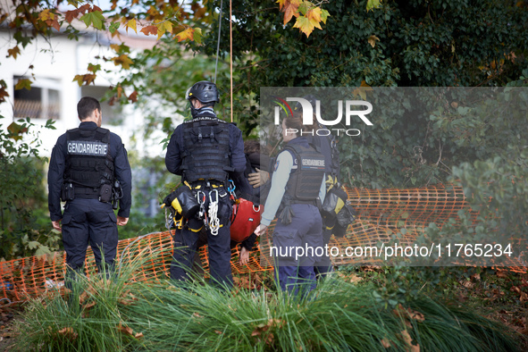 CNAMO and gendarmes arrest an 'ecureuil' (in red) after capturing her on top of a plane tree. The Gendarmerie blocks access to one of the ri...