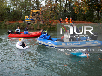 Activists swim in front of river policemen to slow down CNAMO policemen who try to arrest 'ecureuils' living in the trees. The gendarmerie b...