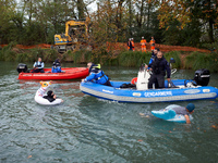 Activists swim in front of river policemen to slow down CNAMO policemen who try to arrest 'ecureuils' living in the trees. The gendarmerie b...