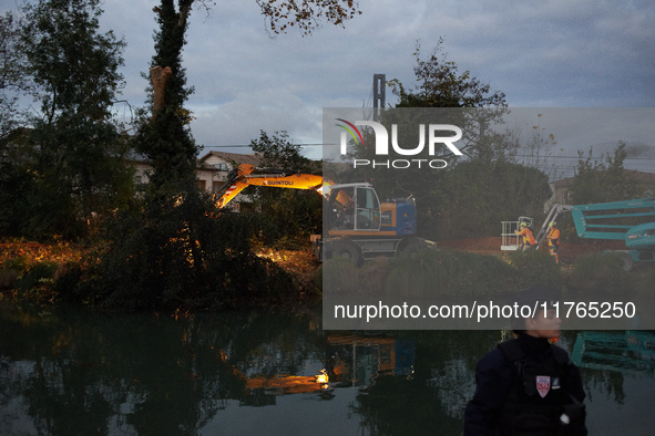 Workers cut trees in the evening under police protection. The gendarmerie blocks access to one of the rivers of the Canal du Midi to expel '...