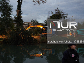 Workers cut trees in the evening under police protection. The gendarmerie blocks access to one of the rivers of the Canal du Midi to expel '...