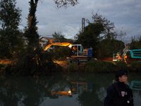 Workers cut trees in the evening under police protection. The gendarmerie blocks access to one of the rivers of the Canal du Midi to expel '...