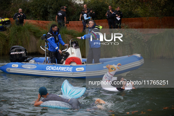 Activists swim in front of river policemen to slow down CNAMO policemen who try to arrest 'ecureuils' living in the trees. The gendarmerie b...