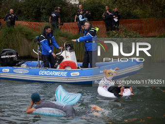 Activists swim in front of river policemen to slow down CNAMO policemen who try to arrest 'ecureuils' living in the trees. The gendarmerie b...