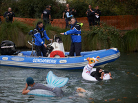 Activists swim in front of river policemen to slow down CNAMO policemen who try to arrest 'ecureuils' living in the trees. The gendarmerie b...