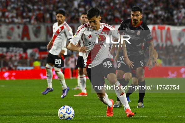 Pablo Solari of River Plate controls the ball during a Liga Profesional 2024 match between River Plate and Barracas Central at Estadio Anton...