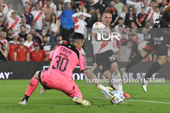 Marcelo Mino of Barracas Central saves Franco Mastantuono's shot during the match between River Plate and Barracas Central at Estadio Mas Mo...