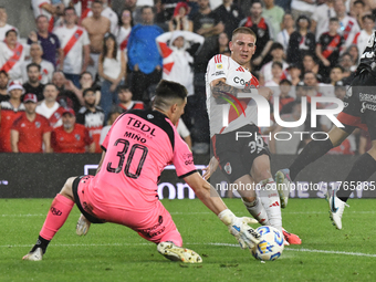 Marcelo Mino of Barracas Central saves Franco Mastantuono's shot during the match between River Plate and Barracas Central at Estadio Mas Mo...