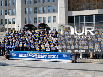 Democratic Party Floor Leader Park Chan-dae (center) and other Democratic Party lawmakers chant slogans during the launch ceremony of the 10...