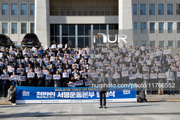 Democratic Party Floor Leader Park Chan-dae (center) and other Democratic Party lawmakers chant slogans during the launch ceremony of the 10...