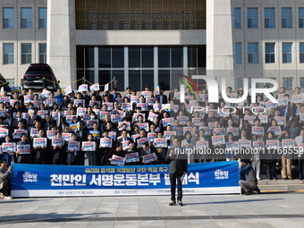 Democratic Party Floor Leader Park Chan-dae (center) and other Democratic Party lawmakers chant slogans during the launch ceremony of the 10...