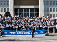 Democratic Party Floor Leader Park Chan-dae (center) and other Democratic Party lawmakers chant slogans during the launch ceremony of the 10...