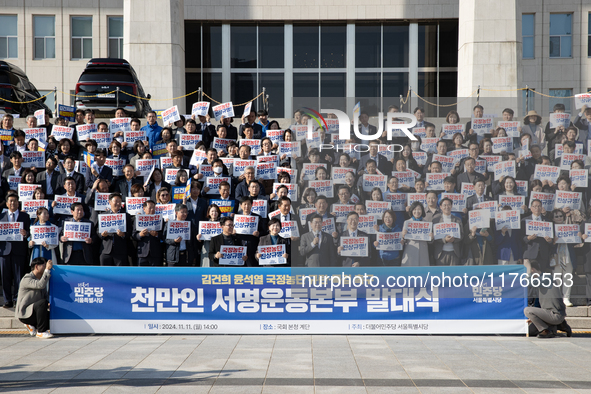 Democratic Party Floor Leader Park Chan-dae (center) and other Democratic Party lawmakers chant slogans during the launch ceremony of the 10...