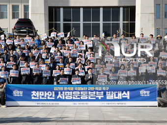 Democratic Party Floor Leader Park Chan-dae (center) and other Democratic Party lawmakers chant slogans during the launch ceremony of the 10...